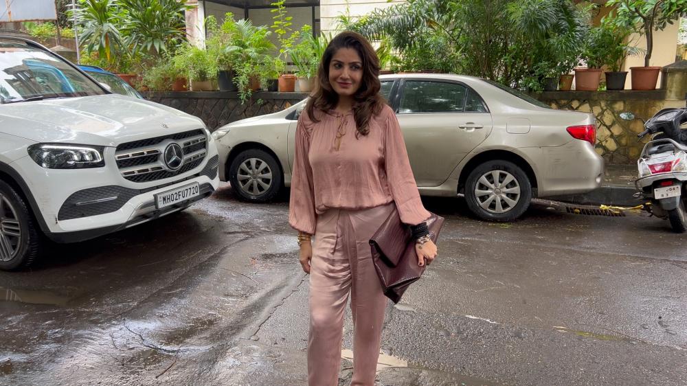 raveena-tandon-was-snapped-at-a-dubbing-studio-in-bandra